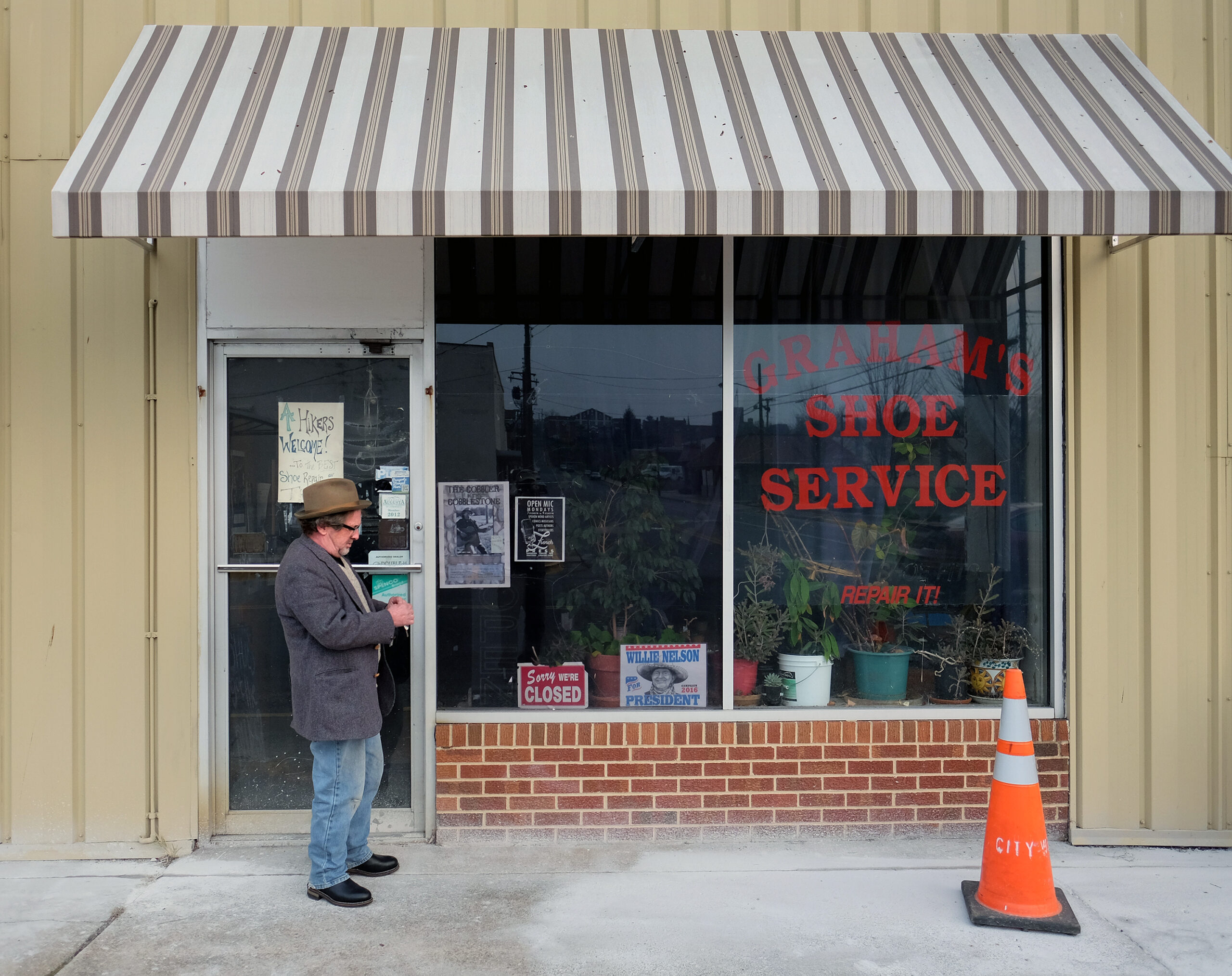 David Young locks up Graham's Shoe Service for the night, Wednesday Nov. 23, 2016. (Photo by Norm Shafer).